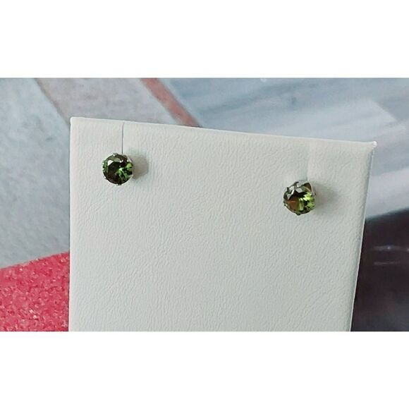 Pretty 1/2 Ct. Round Cut Lime Peridot Stud Earrings - Picture 1 of 1